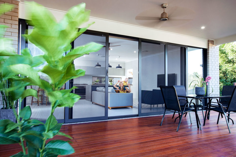Crimsafe-Back-Deck-05366-Banner_Image_2400x1350-930×620